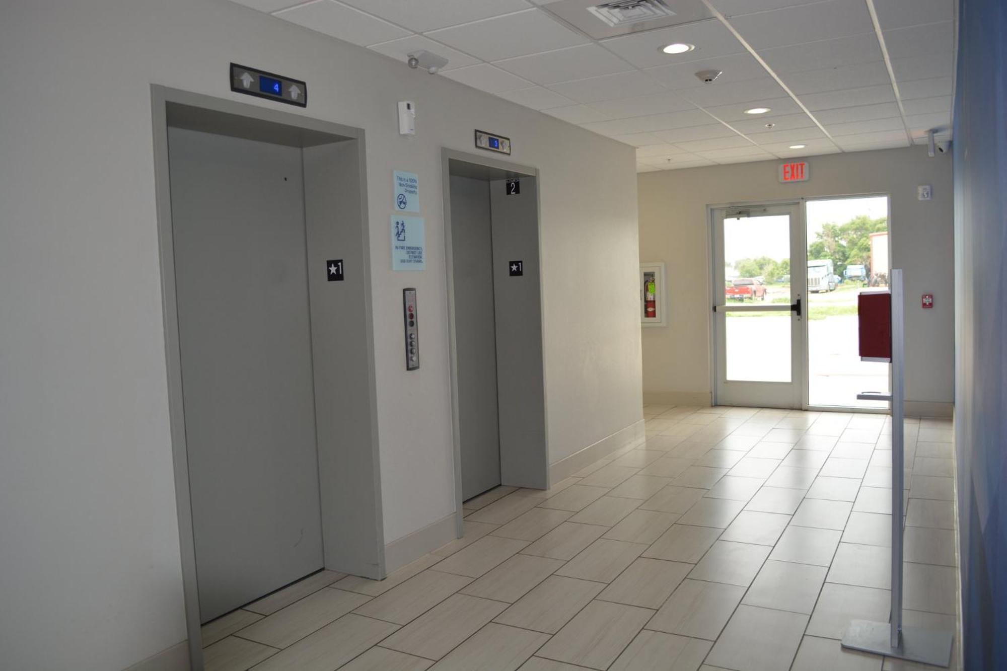 ליברל Holiday Inn Express & Suites מראה חיצוני תמונה