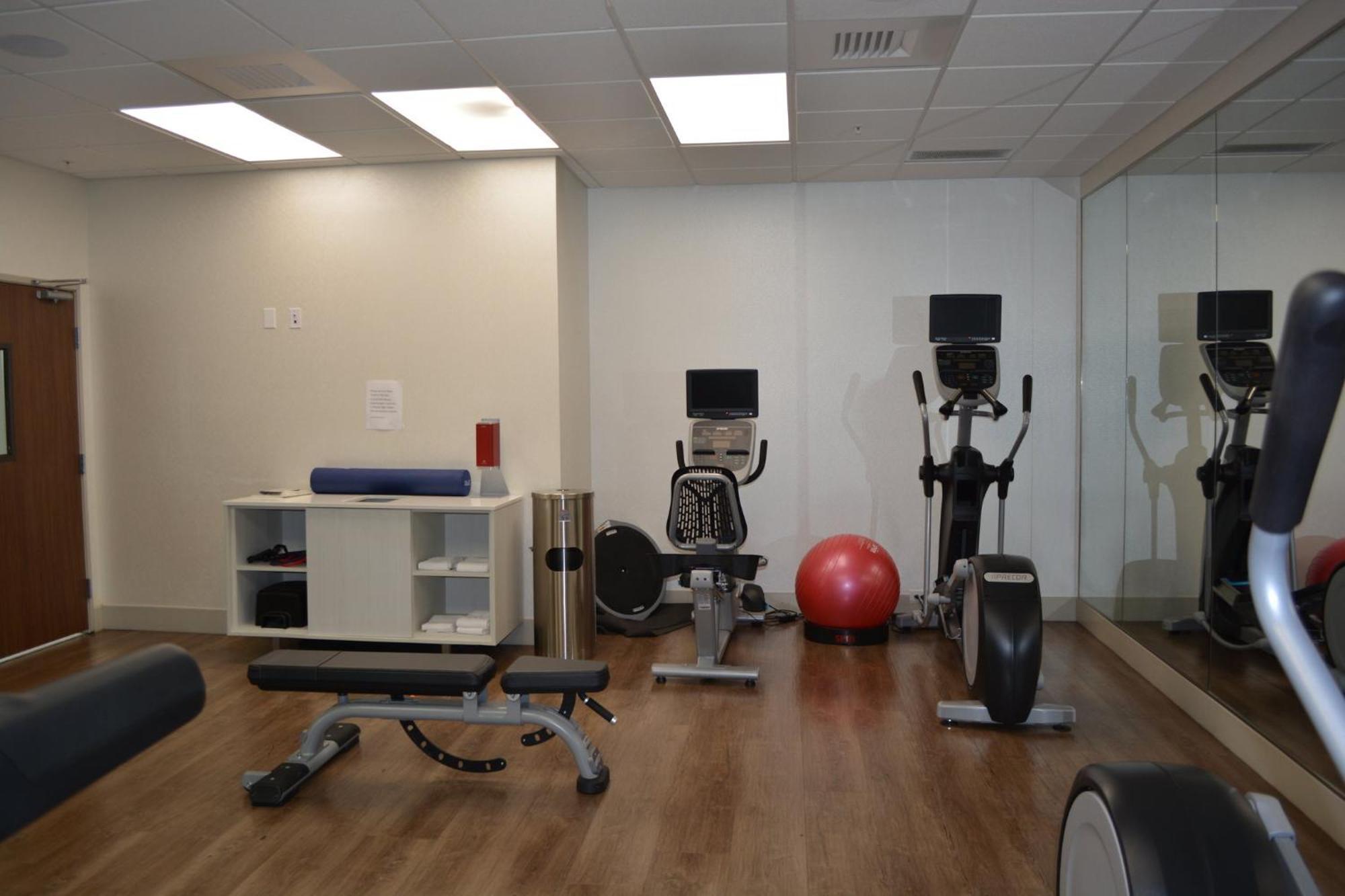 ליברל Holiday Inn Express & Suites מראה חיצוני תמונה