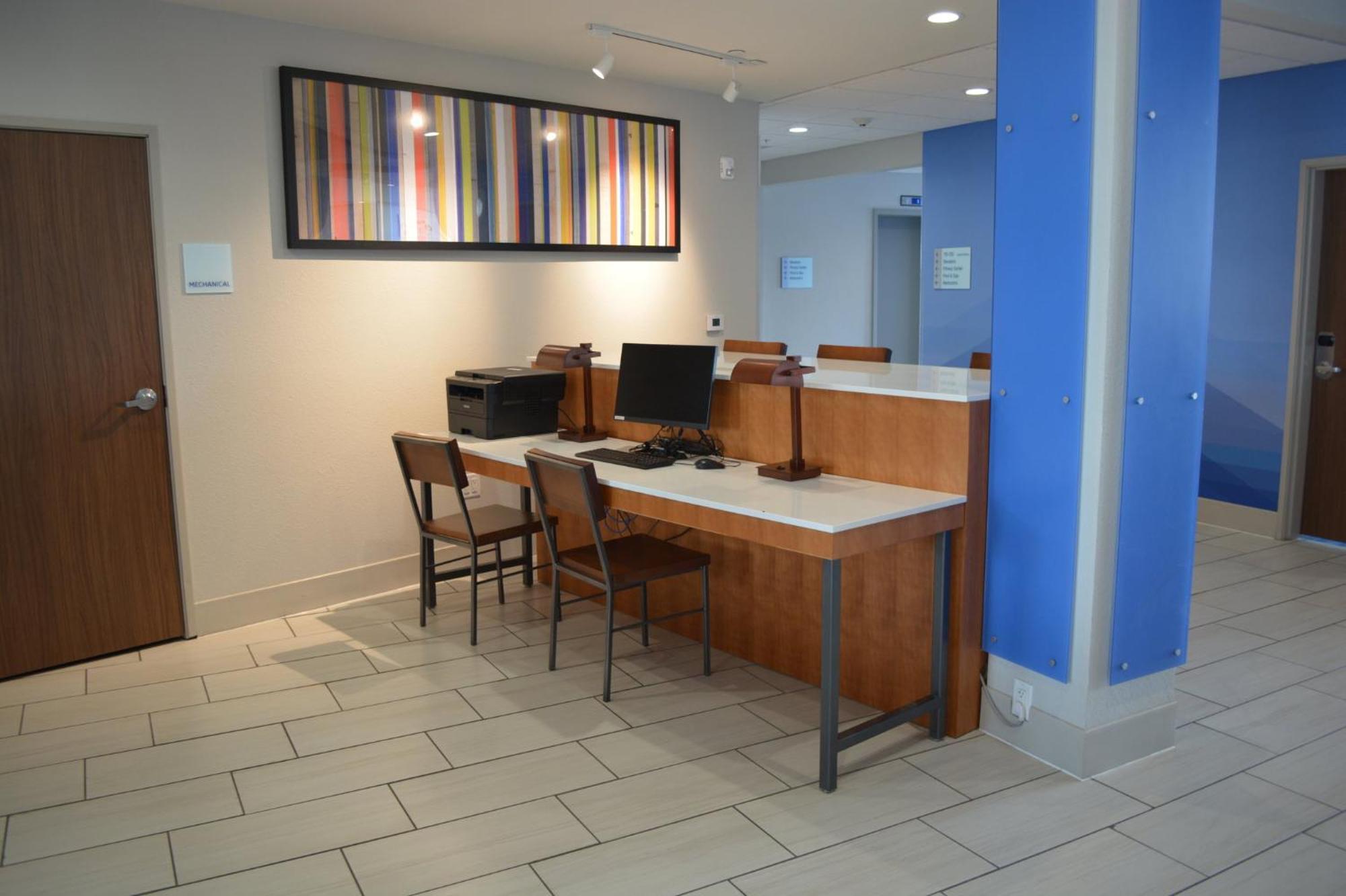 ליברל Holiday Inn Express & Suites מראה חיצוני תמונה