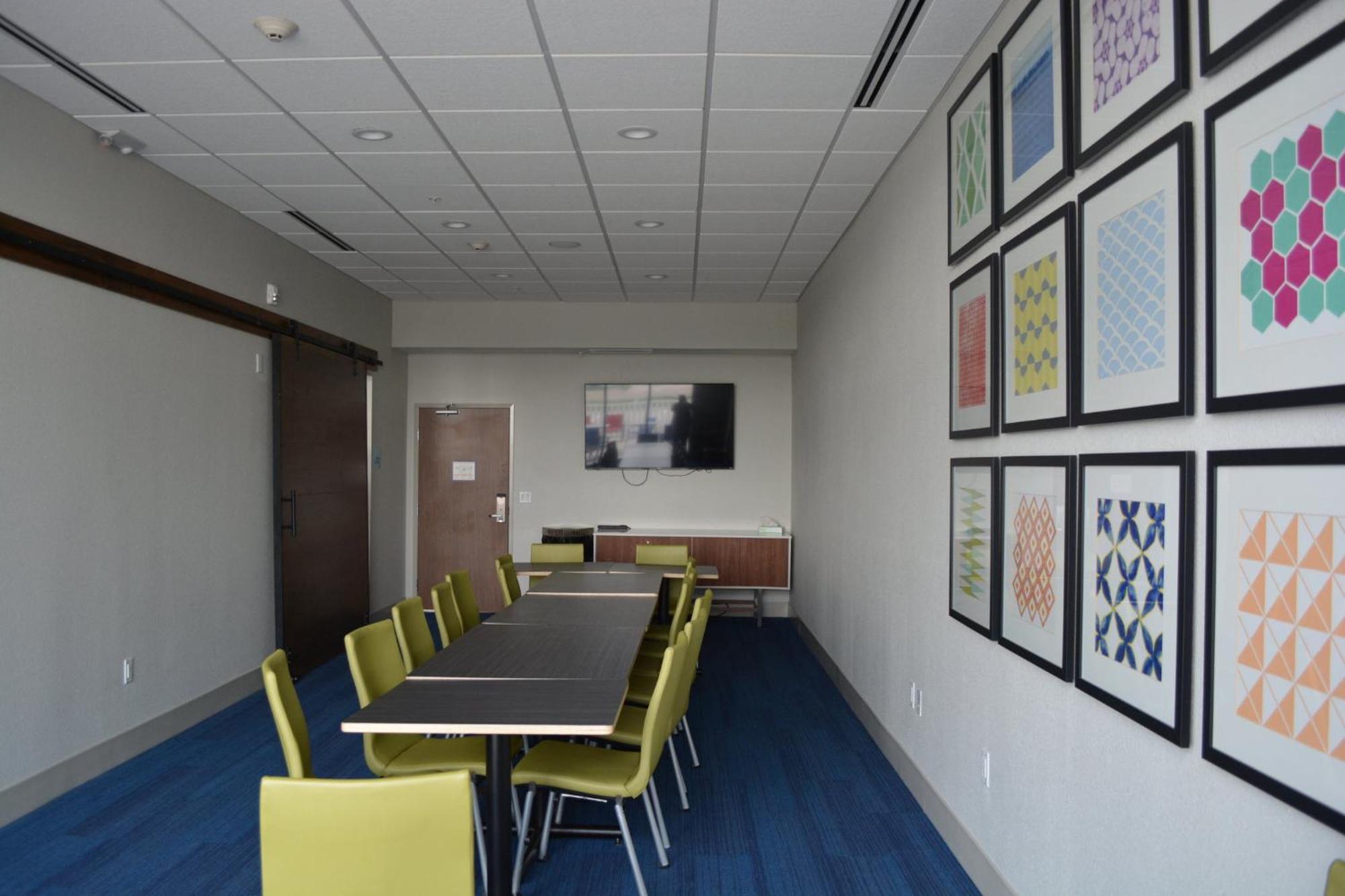 ליברל Holiday Inn Express & Suites מראה חיצוני תמונה