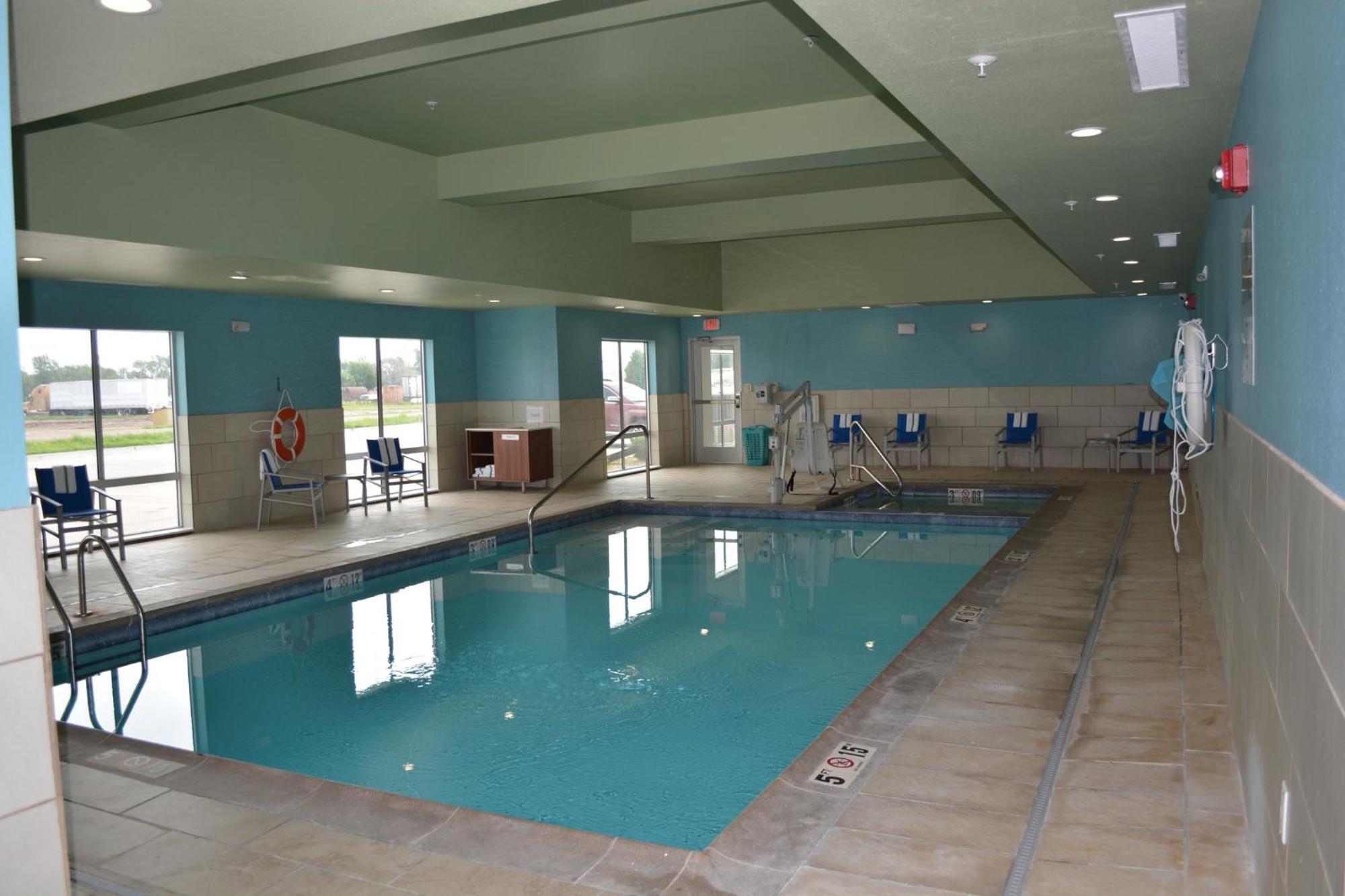 ליברל Holiday Inn Express & Suites מראה חיצוני תמונה