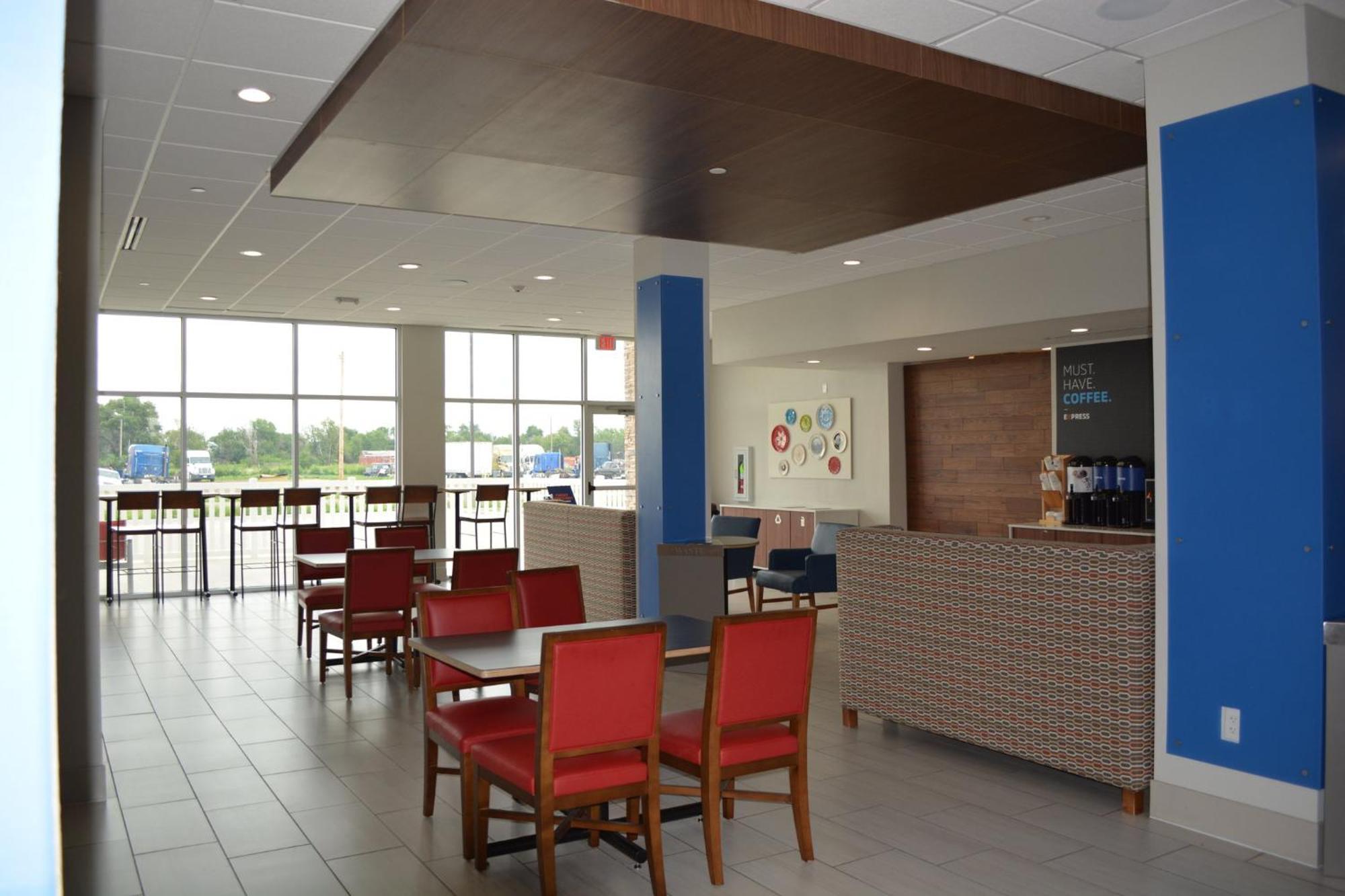 ליברל Holiday Inn Express & Suites מראה חיצוני תמונה