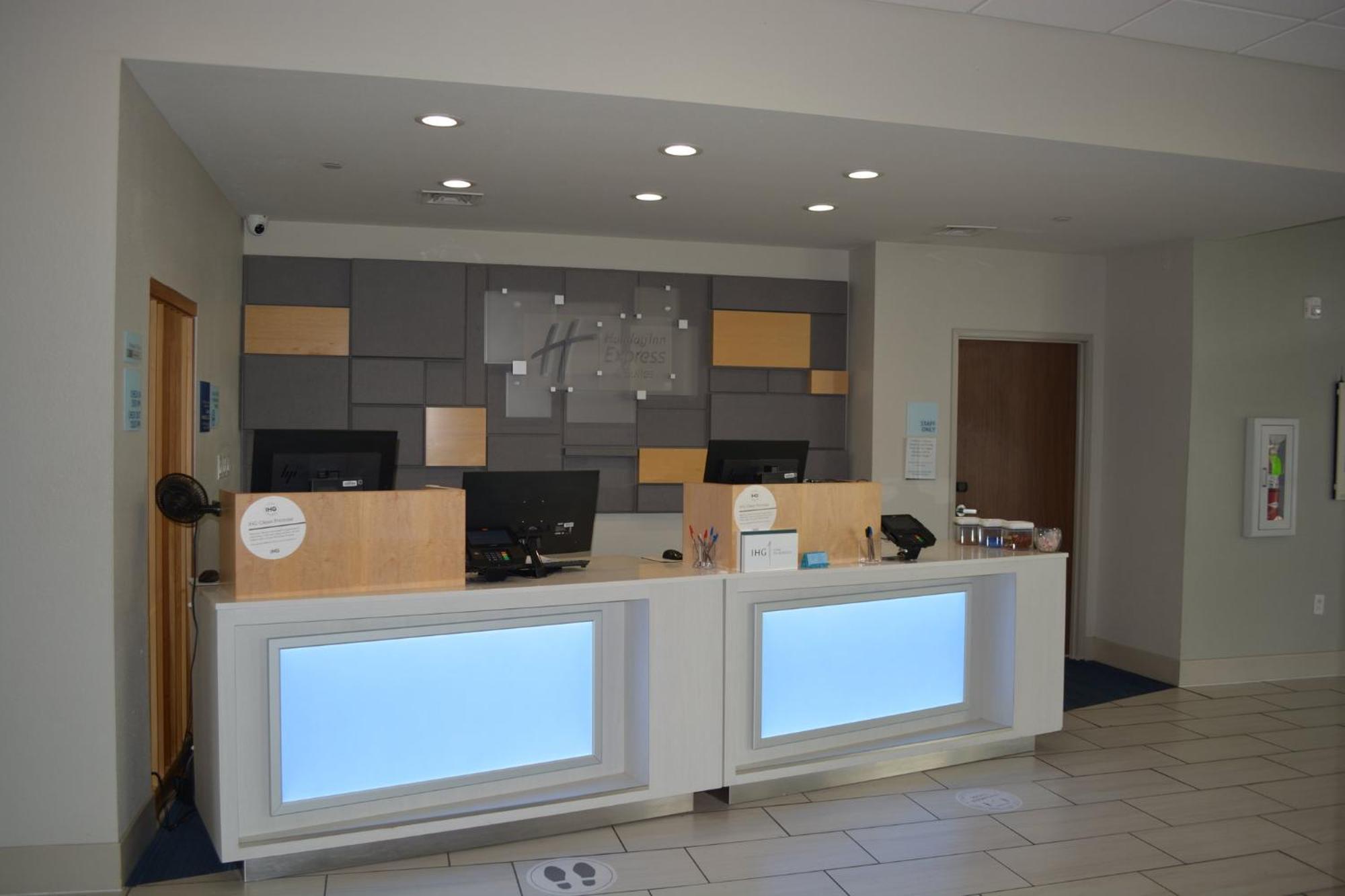 ליברל Holiday Inn Express & Suites מראה חיצוני תמונה