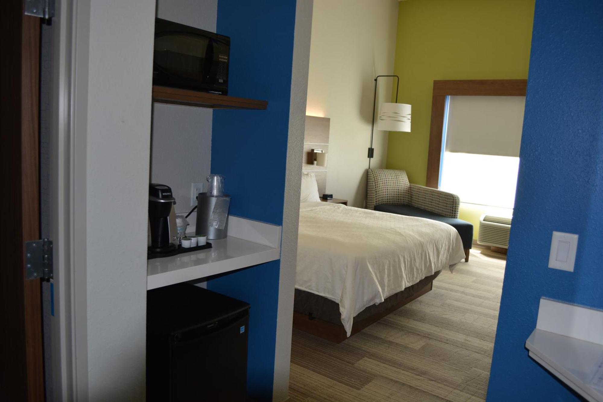 ליברל Holiday Inn Express & Suites מראה חיצוני תמונה